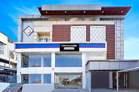 Super Townhouse Oak Silver City Chowk Formerly HW Residency