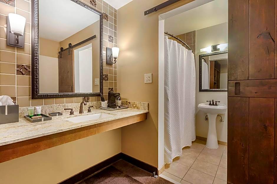 Carlton Oaks Lodge, an Ascend Collection Hotel