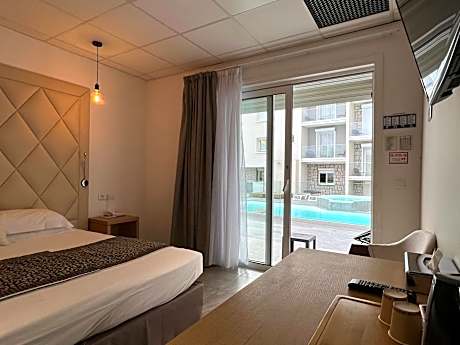 M - Double or Twin Room - Pool Side