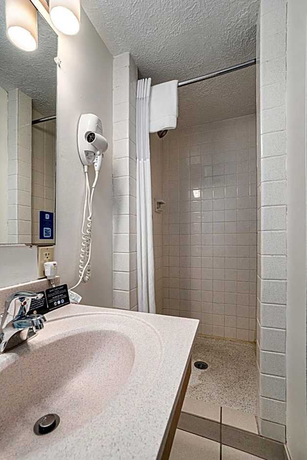 Travelodge by Wyndham Traverse City MI