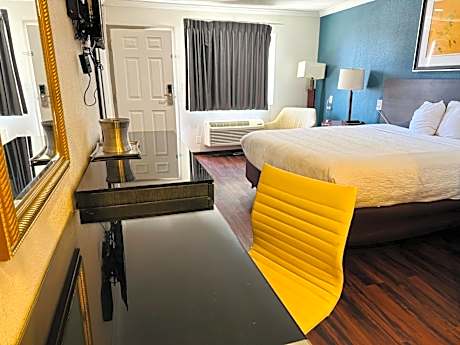 1 King Bed Suite Non-Smoking
