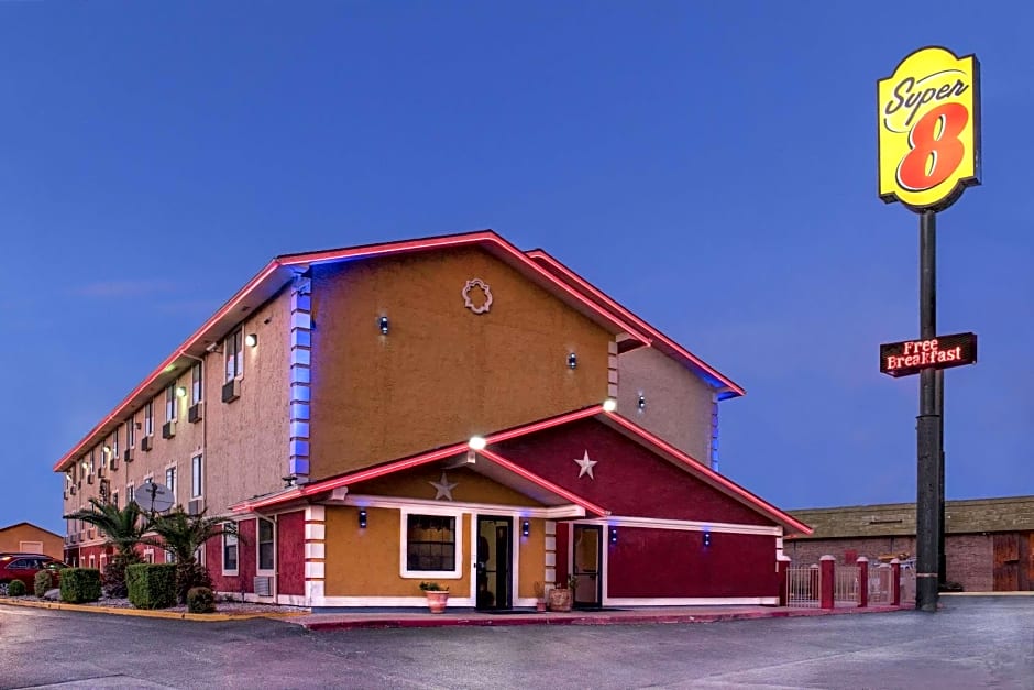 Super 8 by Wyndham San Antonio/I-35 North