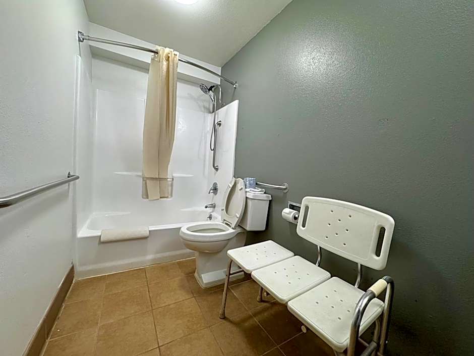 Super 8 by Wyndham Clovis