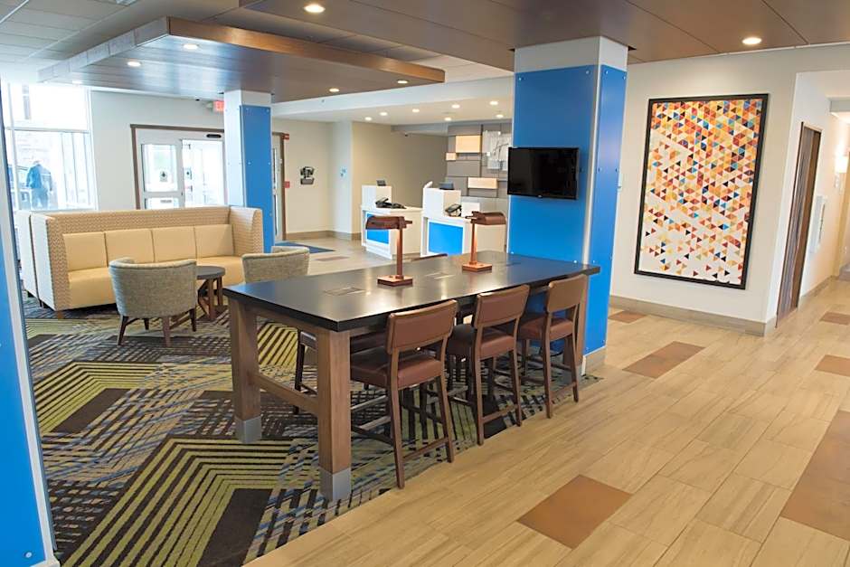 Holiday Inn Express And Suites Warsaw - E- Center By IHG