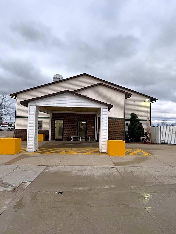 Super 8 by Wyndham Mendota I-39