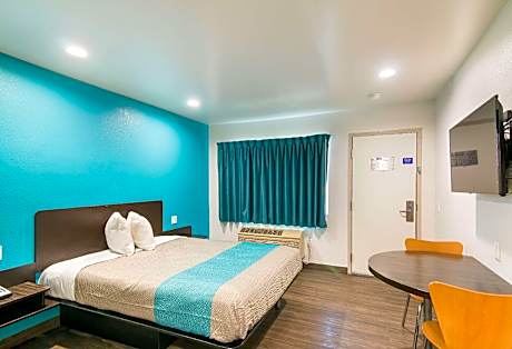 1 Queen Bed - Non-Smoking