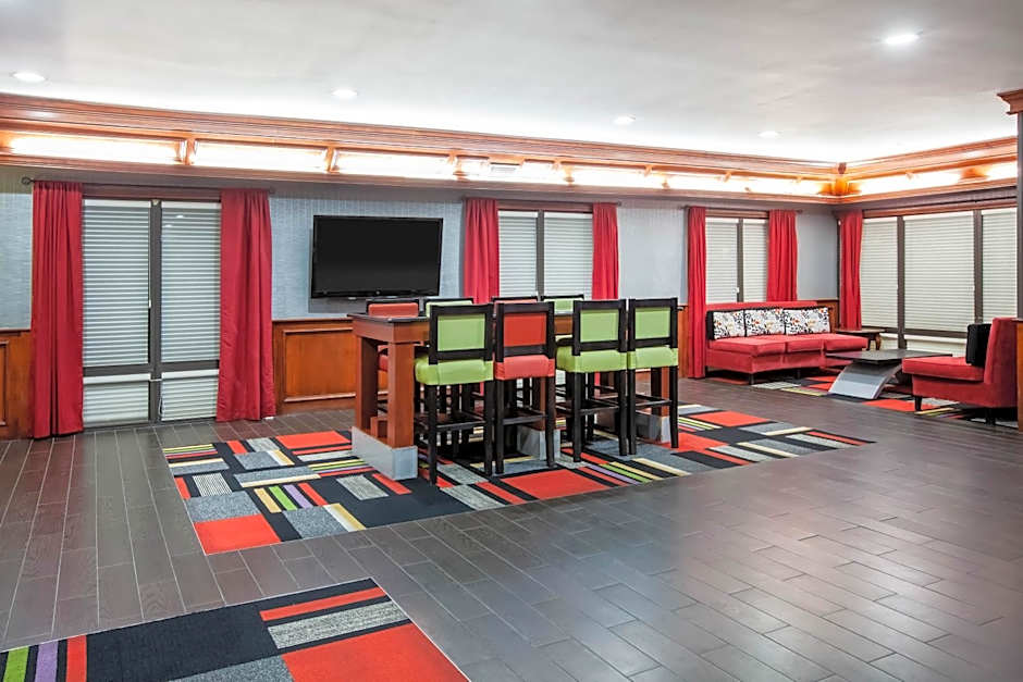 Days Inn & Suites by Wyndham Tyler