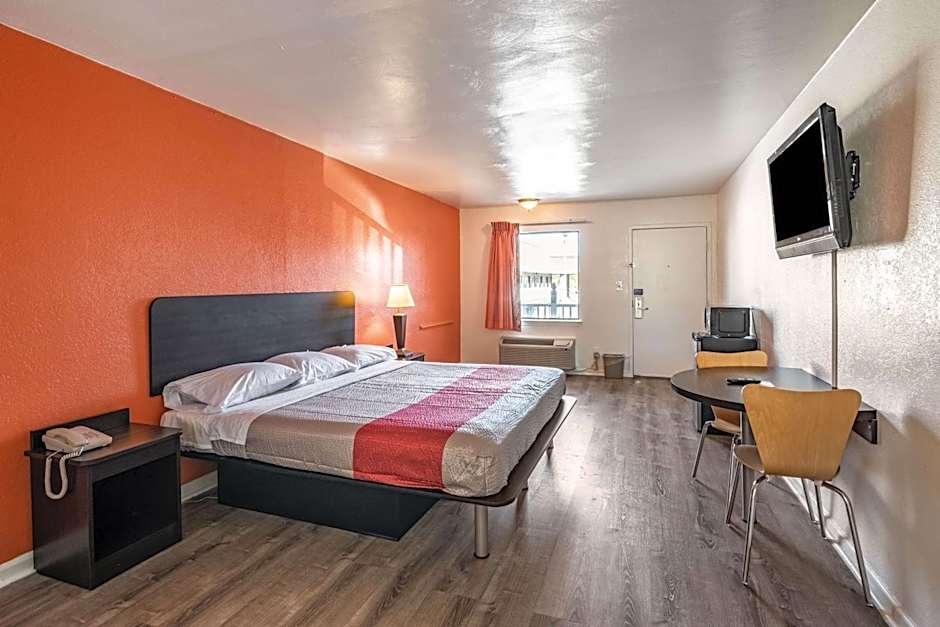 Motel 6-Portsmouth, VA