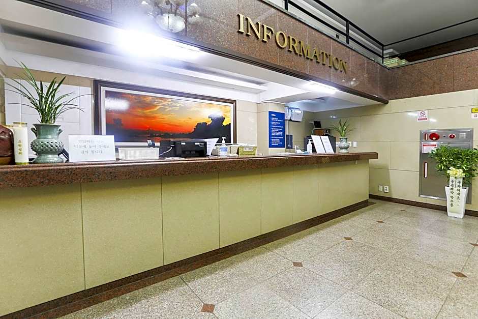New Manhattan Tourist Hotel