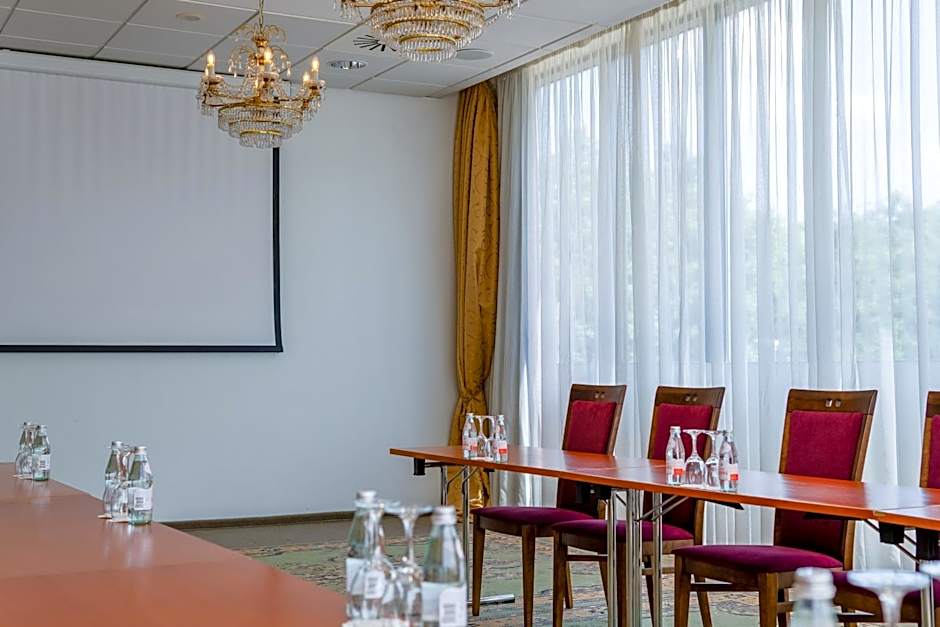VILNIUS PARK PLAZA HOTEL, Restaurant & Terrace, Panorama Bar, Conference & Banquet Center