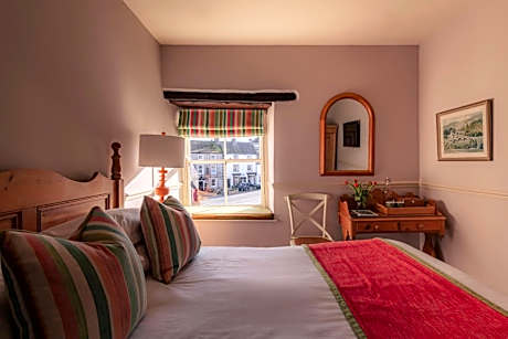 Cozy Double Room with Castle View