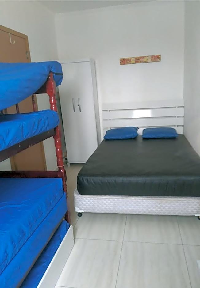 Prédio com piscina na cobertura frente ao mar, apartamento para até 6 pessoas e 3 crianças até 8 anos, churrasqueira na sacada, Wi-Fi grátis, NÃO oferecemos roupas de cama e banho, 1 vaga de garagem, na Praia Grande-Vila Mirim