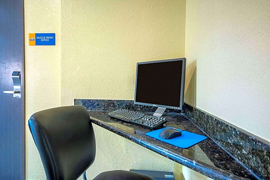Days Inn & Suites by Wyndham Waterloo