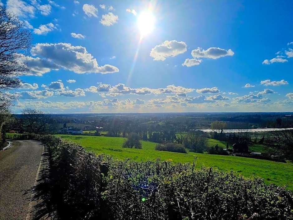 Chic, spacious & fun coastal retreat - family friendly - 3 min walk to beach