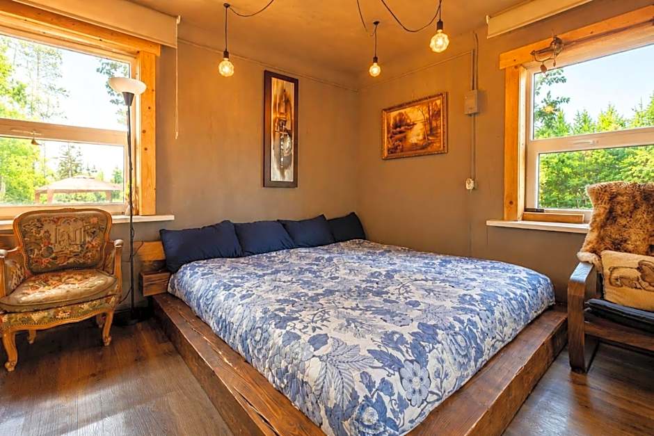 Lake Deer Park Retreat with Hot Tub & Sauna