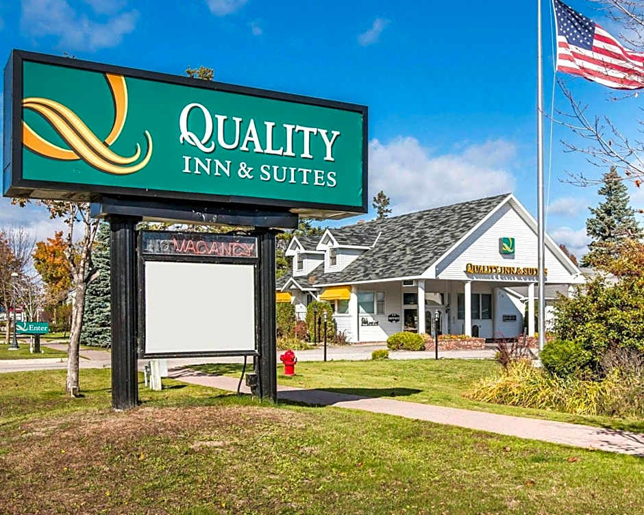 Quality Inn & Suites Mackinaw City Beachfront