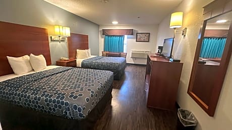 Queen Room with Two Queen Beds and Tub - Smoking