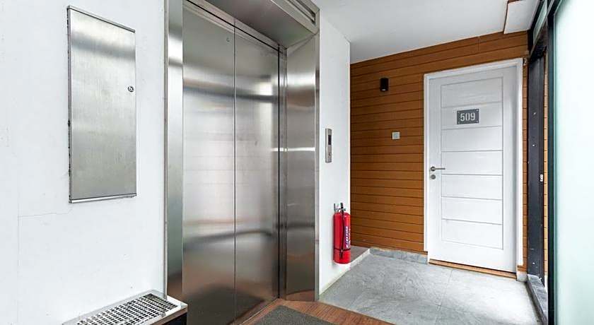 RedDoorz Premium near Centre Point Mall Medan