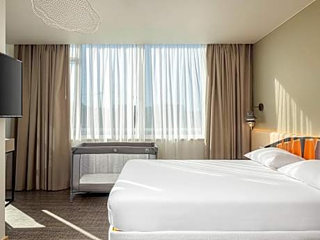 Large Bedroom With Double Bed And Balcony, With View Of The City Of Lisbon.