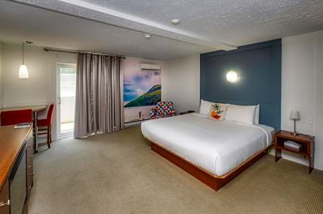 King Suite - Non-Smoking