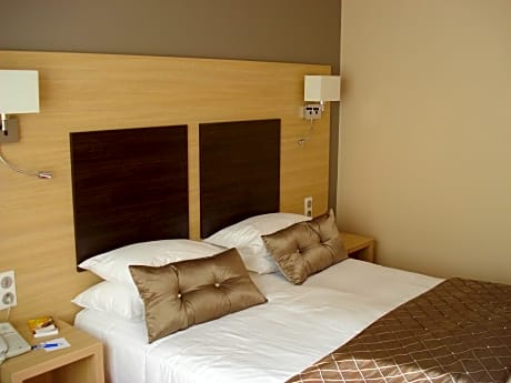 1 Queen Bed, Non-Smoking, Superior Room, Larger Room Non Refundable
