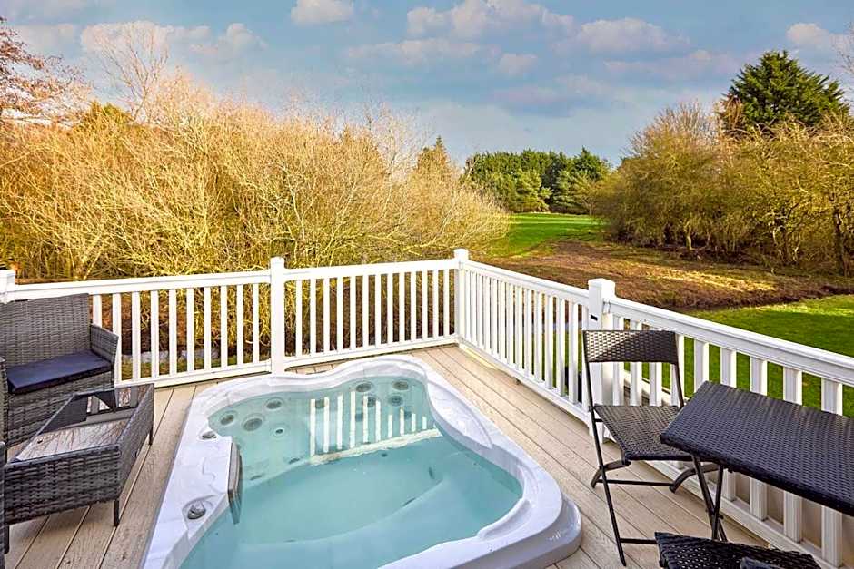 Cedar Lodge With Hot Tub