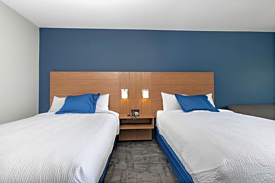 Holiday Inn Express Kansas City North Parkville, an IHG Hotel