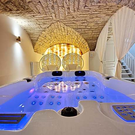 Suite with Hot Tub