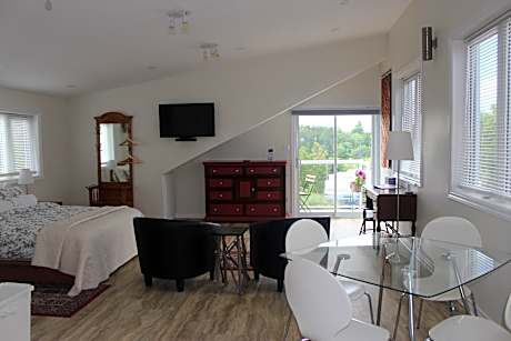 Suite-Private Bathroom-City View-Room 4