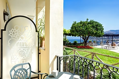 DELUXE ROOM | with Partial Sea View