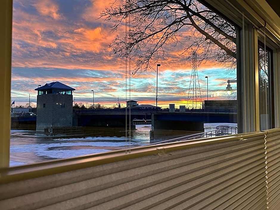 Harbor Winds Hotel