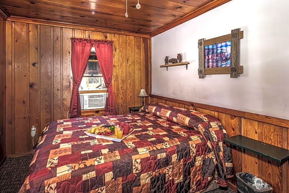 Apache Village 9, Queen Bed, Midtown, Pet Friendly, Sleeps 2