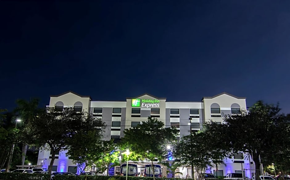 Holiday Inn Express and Suites Fort Lauderdale Airport West