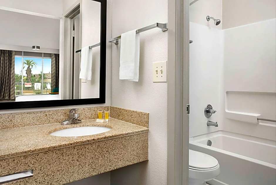 Days Inn by Wyndham Lake City I-75