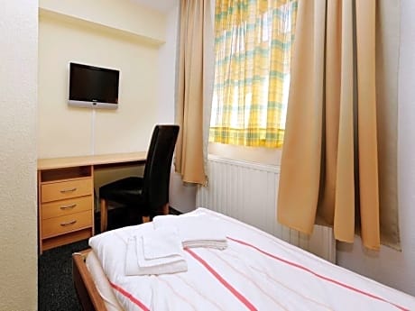 economy-single room-shared bathroom