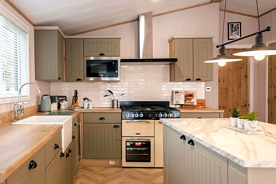 The White Rose Lodge with Hot Tub