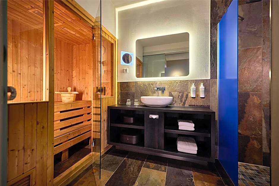 Haven Hotel Rotterdam, Curio Collection by Hilton