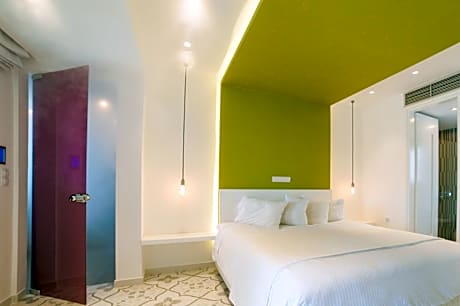 Suite with Outdoor Hot Tub and Panoramic Sea View