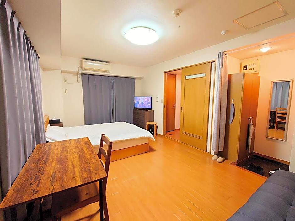 honeys guest house elevator , wash machine, huge closet space, private bathroom, walk to skytree in 10 minutes