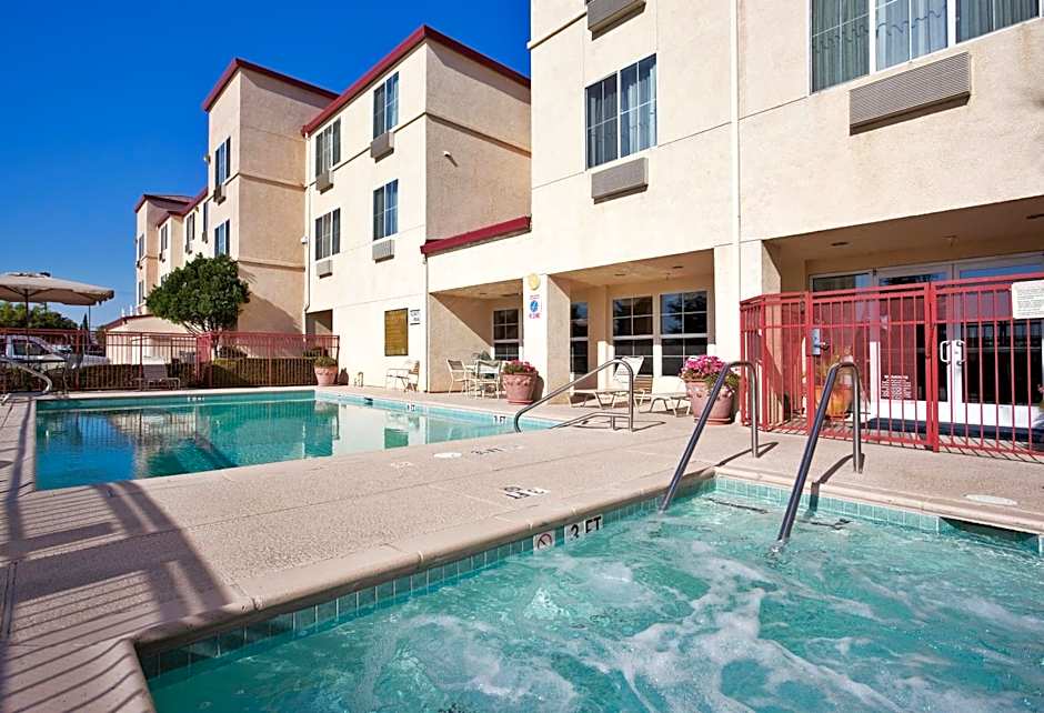 Holiday Inn Express & Suites Tracy By IHG
