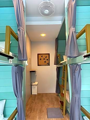 6 Bed Dormitory with Pool View