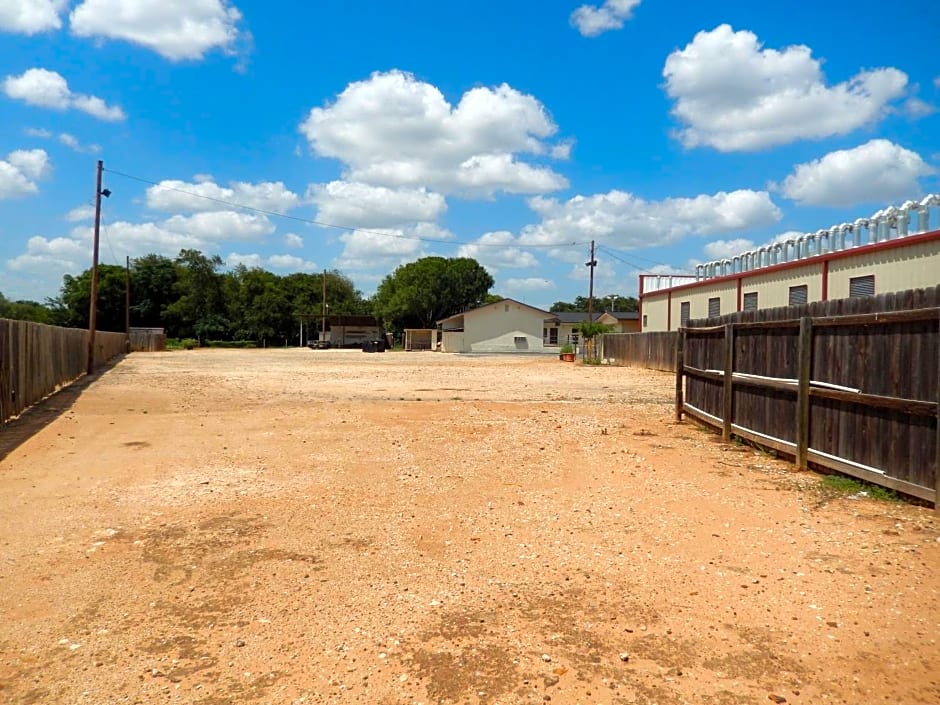 Executive Inn Pearsall