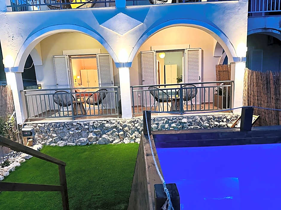 Royal Jelly Suites - Renovated Suites with Pool Just 5 Minutes walk from the Beach By Villa Mana Gers