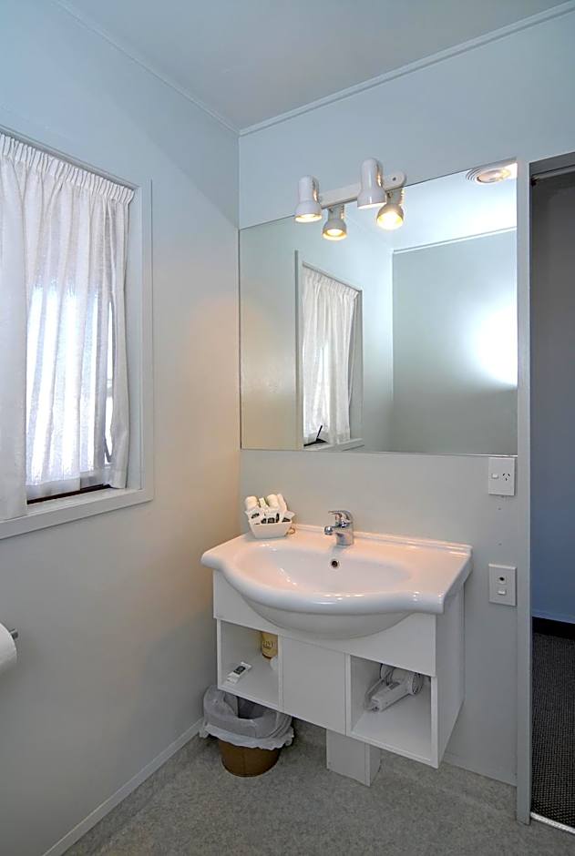 Edgewater Motor Lodge