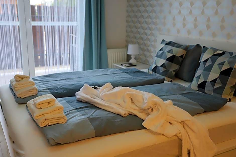 Airport Luxury Apartment with Balcony + Free parking