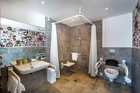 1 Queen Standard Accessible up to 3 adults