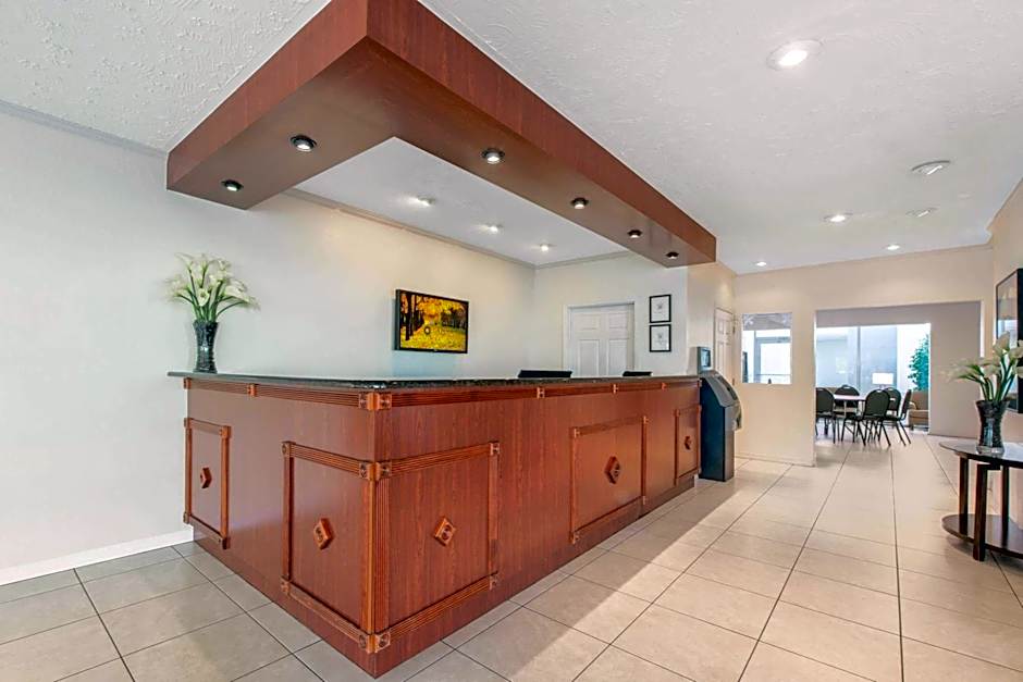 La Quinta Inn & Suites by Wyndham Clearwater Central