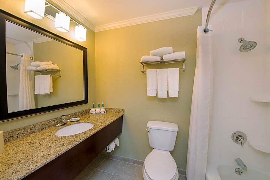 Holiday Inn Express and Suites Merrimack By IHG