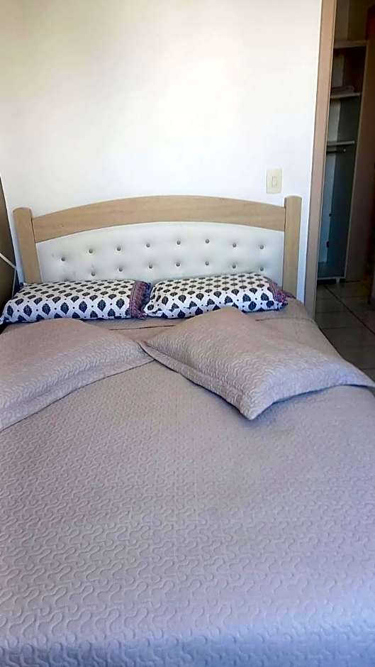 APARTAMENTO 10 min de CRICIUMA em IÇARA-SC - 2 quartos - 3 Ar-Condicionado split - Cozinha equipada - Banheiro - Garagem coberta e Wi-Fi - Anfitriã Superhost no BnB