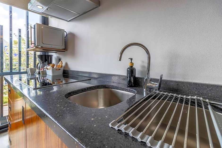 L103 New studio Apt AC Rooftop Panoramic views